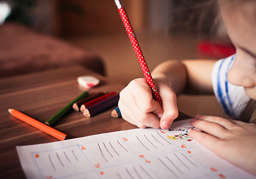 enfant-bureau-crayon-dessin-feuille